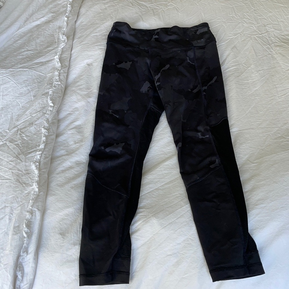 Navy camouflage Lululemon cropped leggings